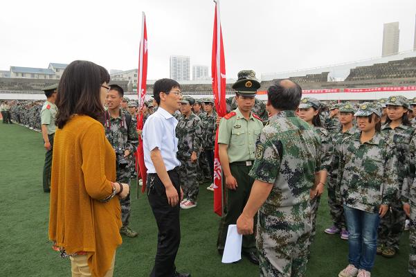 新2体育(中国)有限公司-官网学院领导亲切慰问军训教官及2013级军训学生